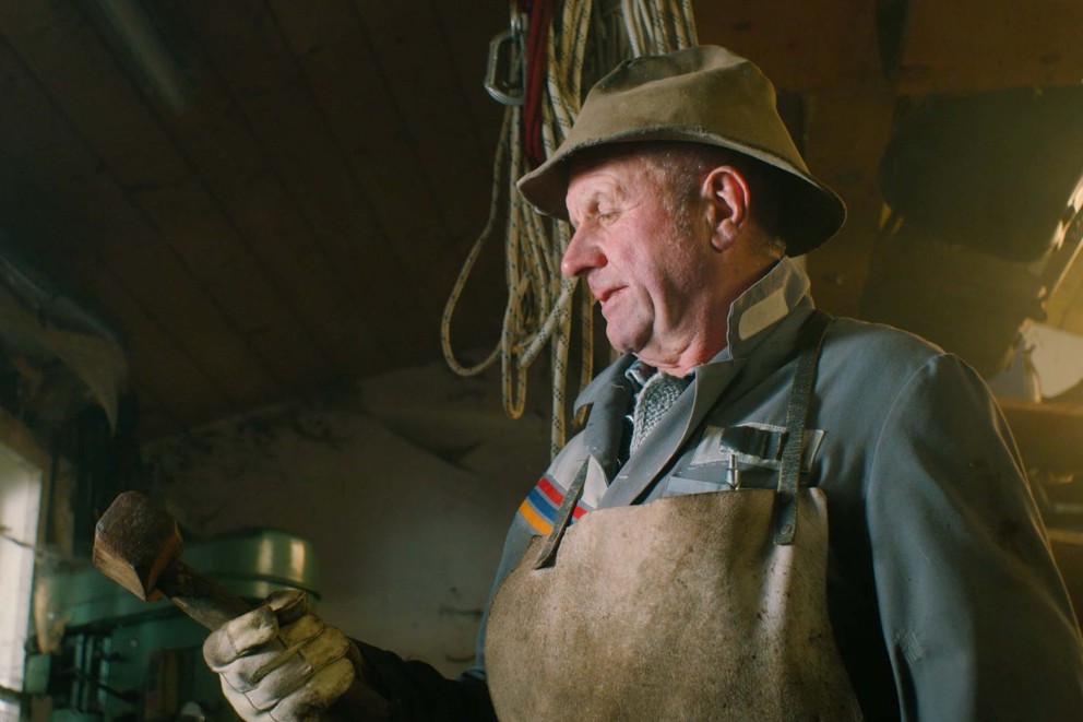 
				Restaurátor bobů Sepp Huber drží v ruce dědovo kladivo.

			