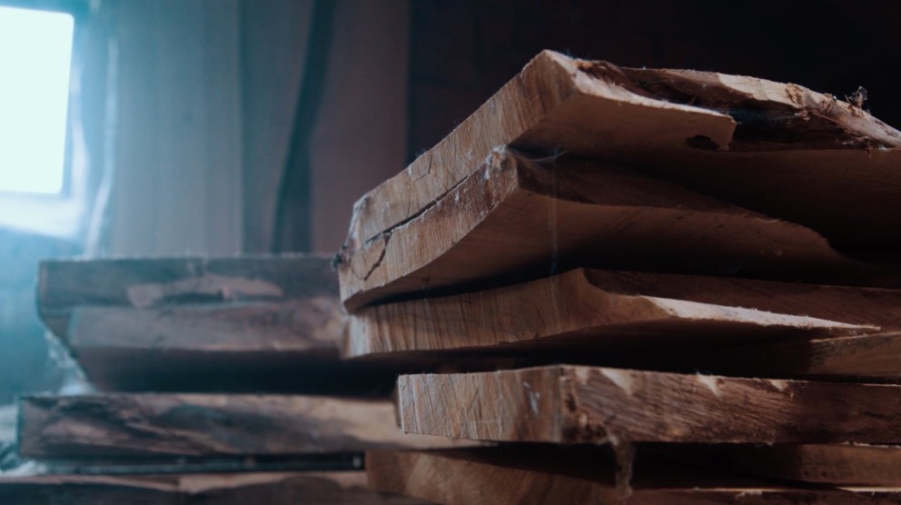
				Dřevěné latě má Florian uloženy ve skladu dřeva na půdě.

			