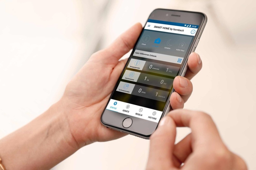Ruka drží smartphone s aplikací Smart Home by Hornbach.
