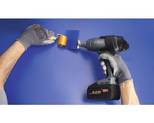 Osoba používá horkovzdušnou pistoli a přítlačný váleček k aplikaci fólie