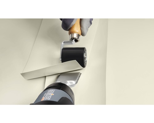 Zpracování střešní fólie horkovzdušnou pistolí a přítlačným válečkem