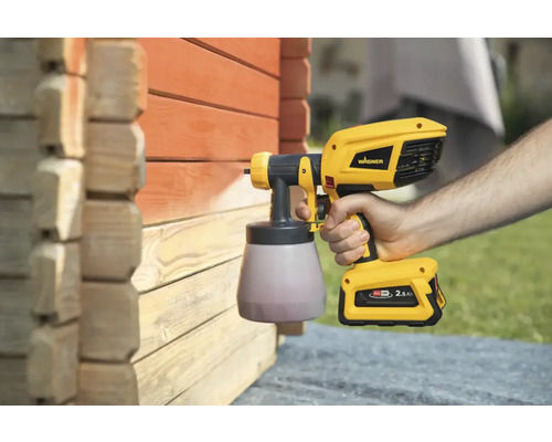 Stříkací systém Wagner používaný k natírání dřevěného domu