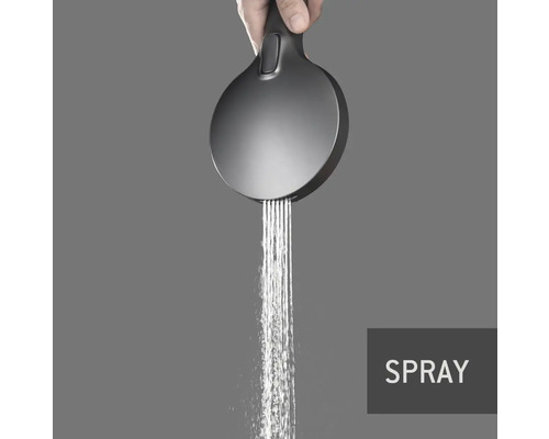 Ruční sprcha s vodním paprskem v provozu