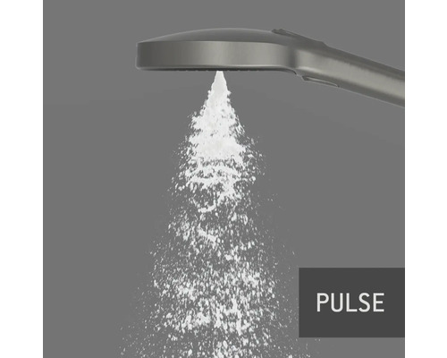 Ruční sprcha s proudem vody ve sprchovém koutě s nápisem Puls