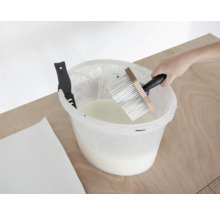 Lepidlo na tapety v kbelíku se štětkou a nožem na tapety