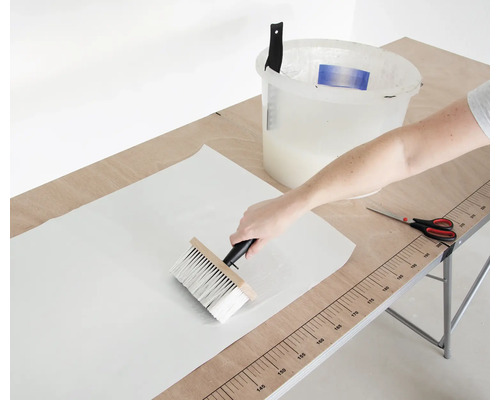 Nanášení lepidla na tapetu štětkou