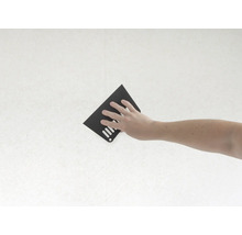 Ruka s brusným papírem na zdi