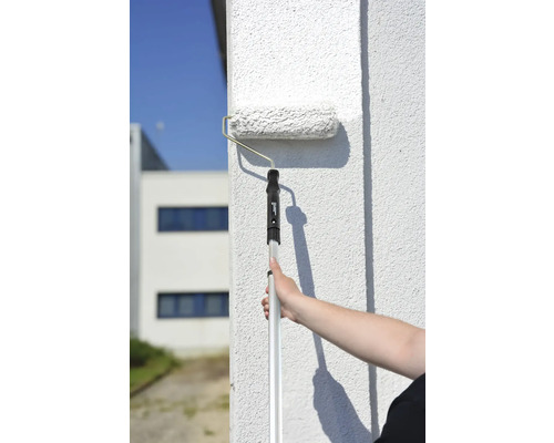 Natírání zdi válečkem s teleskopickou rukojetí
