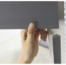 Osoba upevňuje žaluzie.