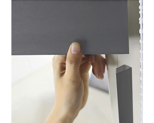 Osoba upevňuje žaluzie.