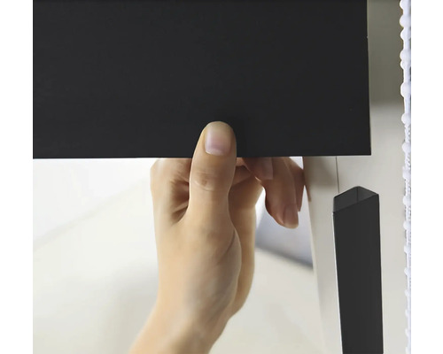 Montáž černé žaluzie