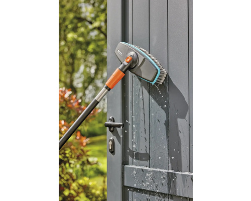Mycí kartáč Gardena s teleskopickou tyčí čistí zahradní branku