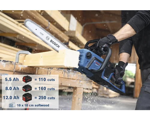 Akumulátorová řetězová pila Bosch řeže dřevo