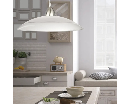 Bílá závěsná lampa nad kuchyňským stolem