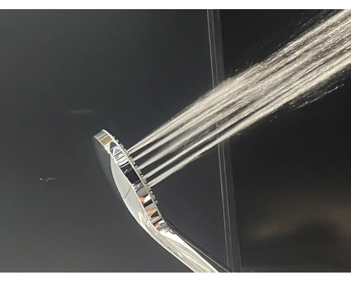 Ruční sprcha v provozu s několika proudy vody