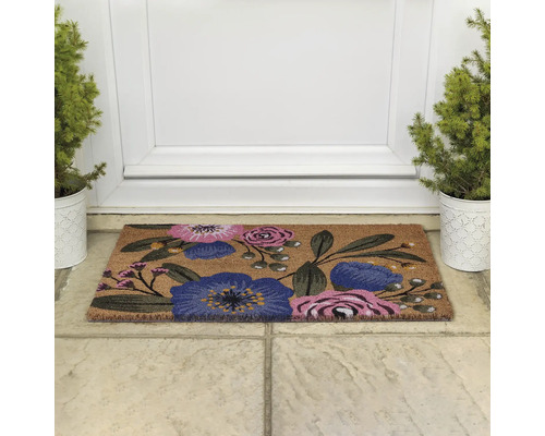 Rohožka s květinovým vzorem před vchodovými dveřmi