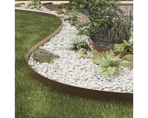 Zahradní scéna s trávníkem, štěrkovou cestou a flexibilním obrubníkem pro návrh zahradních cest