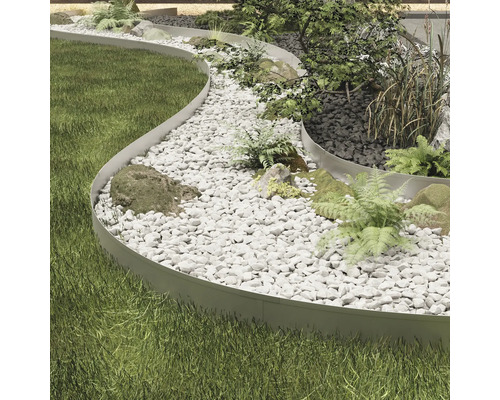 Zahradní krajina s trávníkem, štěrkovou cestou a kovovým obrubníkem