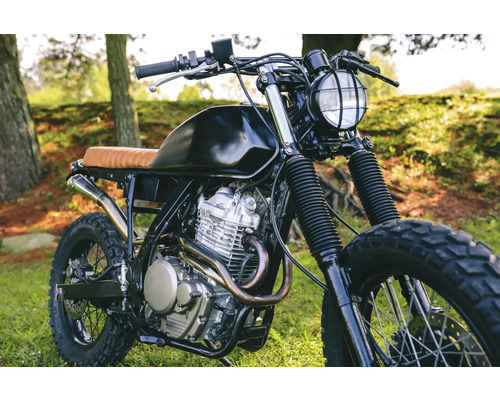 Motocykl s černou nádrží, hnědým sedadlem a pneumatikami s hrubým vzorkem