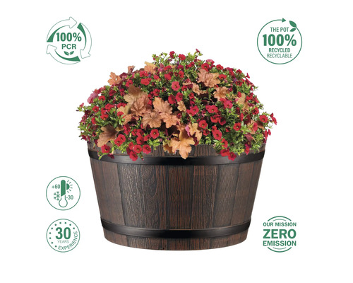 Květináč s červenou výsadbou a vzhledem dřeva