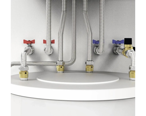 Detailní pohled na ohřívač vody s přívodním a výstupním potrubím