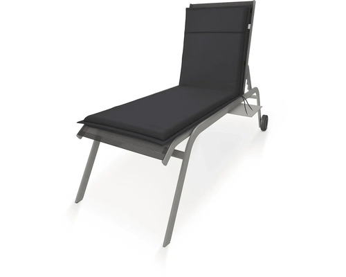 Lehátko s šedým polstrováním a kolečky