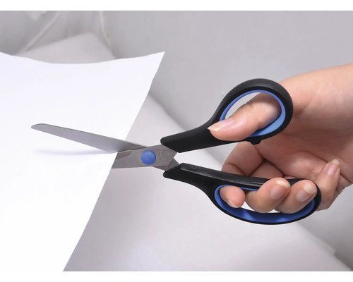 Nůžky stříhají papír