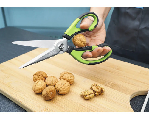 Louskáček na ořechy pro otevření vlašského ořechu na krájecí desce