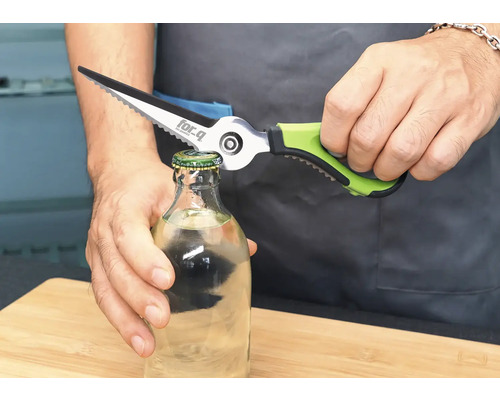 Láhev se otevírá multifunkčními nůžkami.