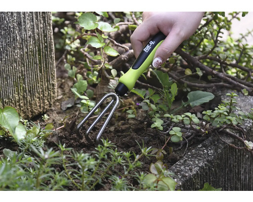 Zahradní motyčka používaná v záhonu s rostlinami