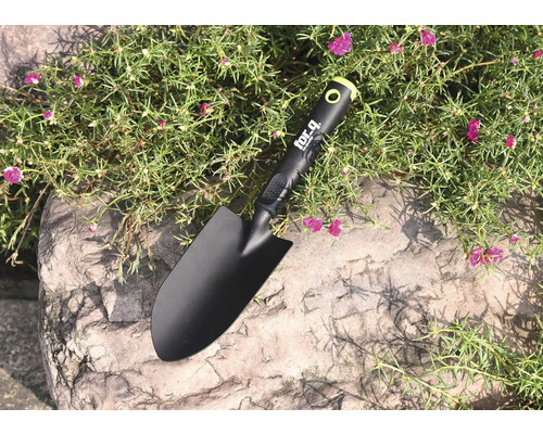 Kovová zahradní lopatka s plastovou rukojetí na kameni