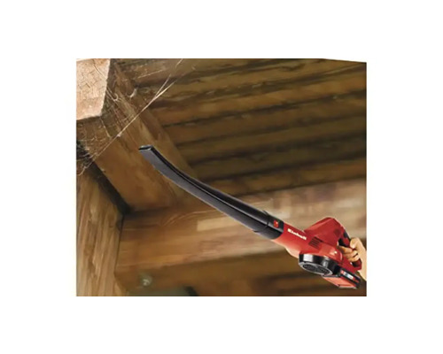 Akumulátorový foukač listí Einhell v akci proti pavučinám v dřevěném domě