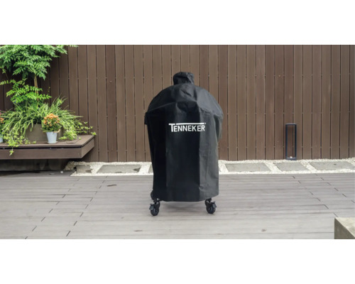 Černý kryt na gril značky Tenneker ve venkovním prostředí