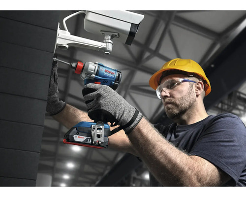 Muž s ochrannými brýlemi a helmou upevňuje bezpečnostní kameru pomocí akumulátorového rázového utahováku Bosch.