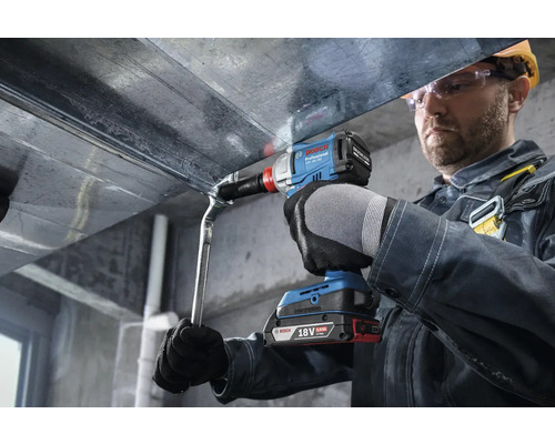 Řemeslník upevňuje součástku pomocí akumulátorového rázového utahováku Bosch.