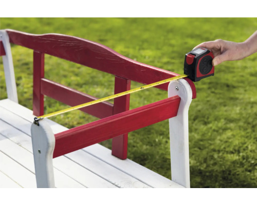 Lavička je měřena pomocí měřicího nástroje.