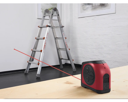 Hliníkový víceúčelový žebřík a liniový laser na dřevěném povrchu