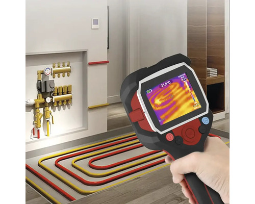 Ruka s termokamerou pro měření teploty podlahového topení
