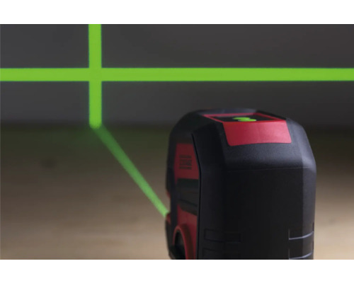 Křížový čárový laser promítá zelené laserové čáry na stěnu.