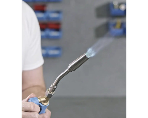 Ruka držící hořák s plamenem.