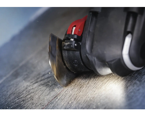 Oscilační nástroj se používá při řezání materiálu