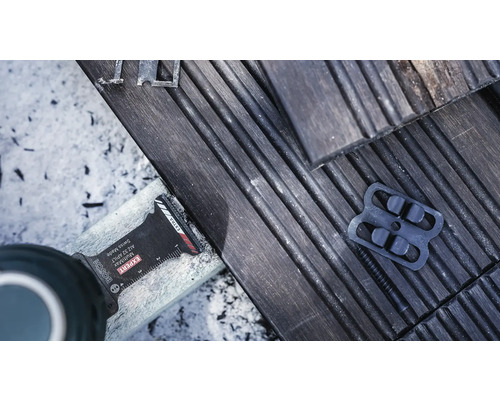 Logo Bosch. Detailní záběr multifunkčního nástroje zkracujícího terasová prkna.