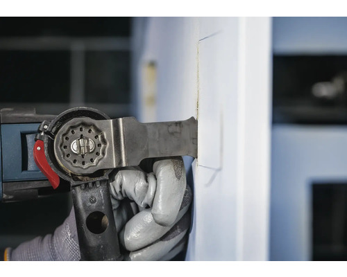 Oscilační elektrické nářadí používané na dveře.