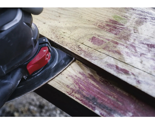 Bruska brousí dřevo.