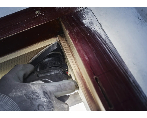 Multifunkční nástroj používaný na dřevěném rámu