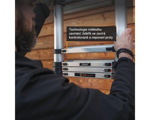 Teleskopický žebřík s tlumicím mechanismem poblíž dřevěné stěny