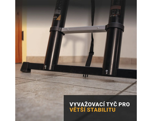 Detail teleskopického žebříku s vyvažovací tyčí pro větší stabilitu.