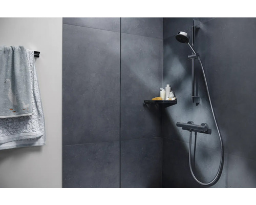 Moderní koupelna se sprchou, poličkou a ručníky