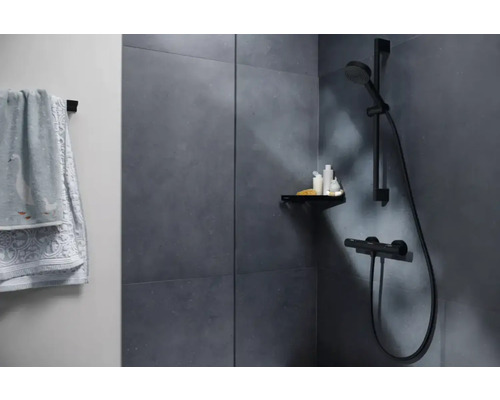 Koupelna se sprchou, poličkou a ručníkem