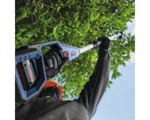 Akumulátorová tyčová pila při stříhání větví stromů